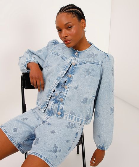 jaqueta shacket jeans bordado floral azul