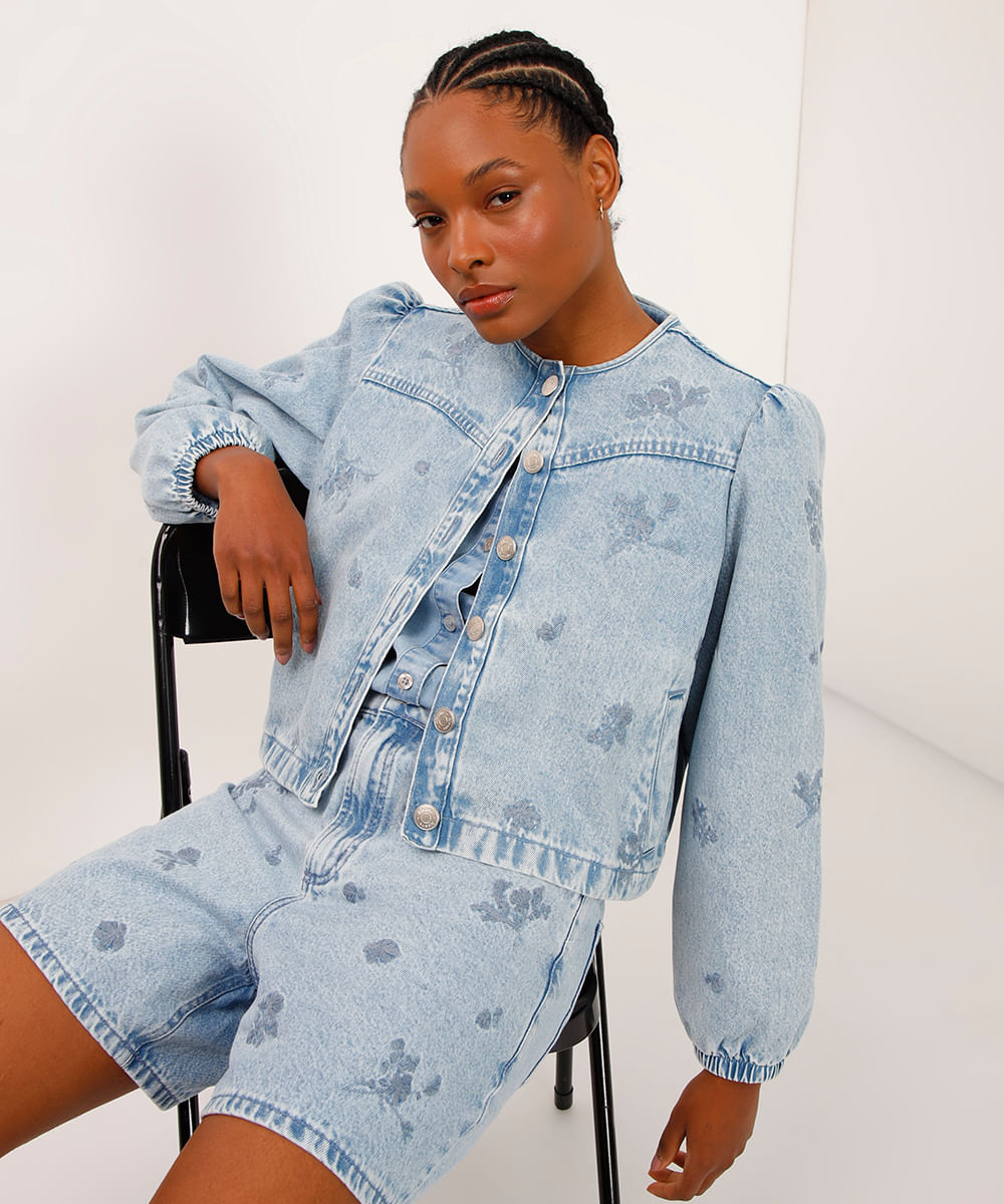 jaqueta shacket jeans bordado floral azul