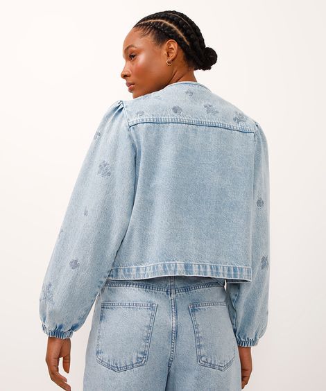 jaqueta shacket jeans bordado floral azul