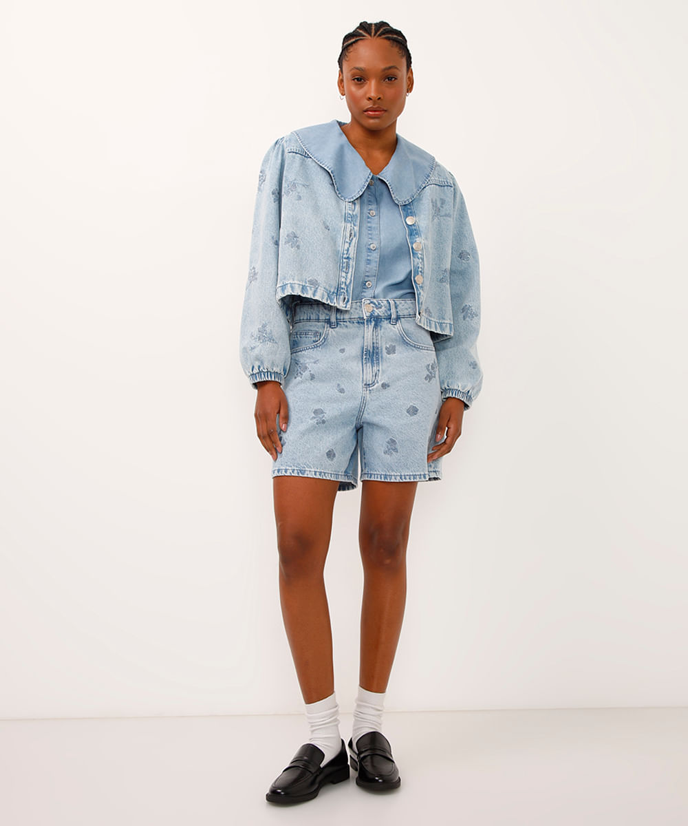 jaqueta shacket jeans bordado floral azul