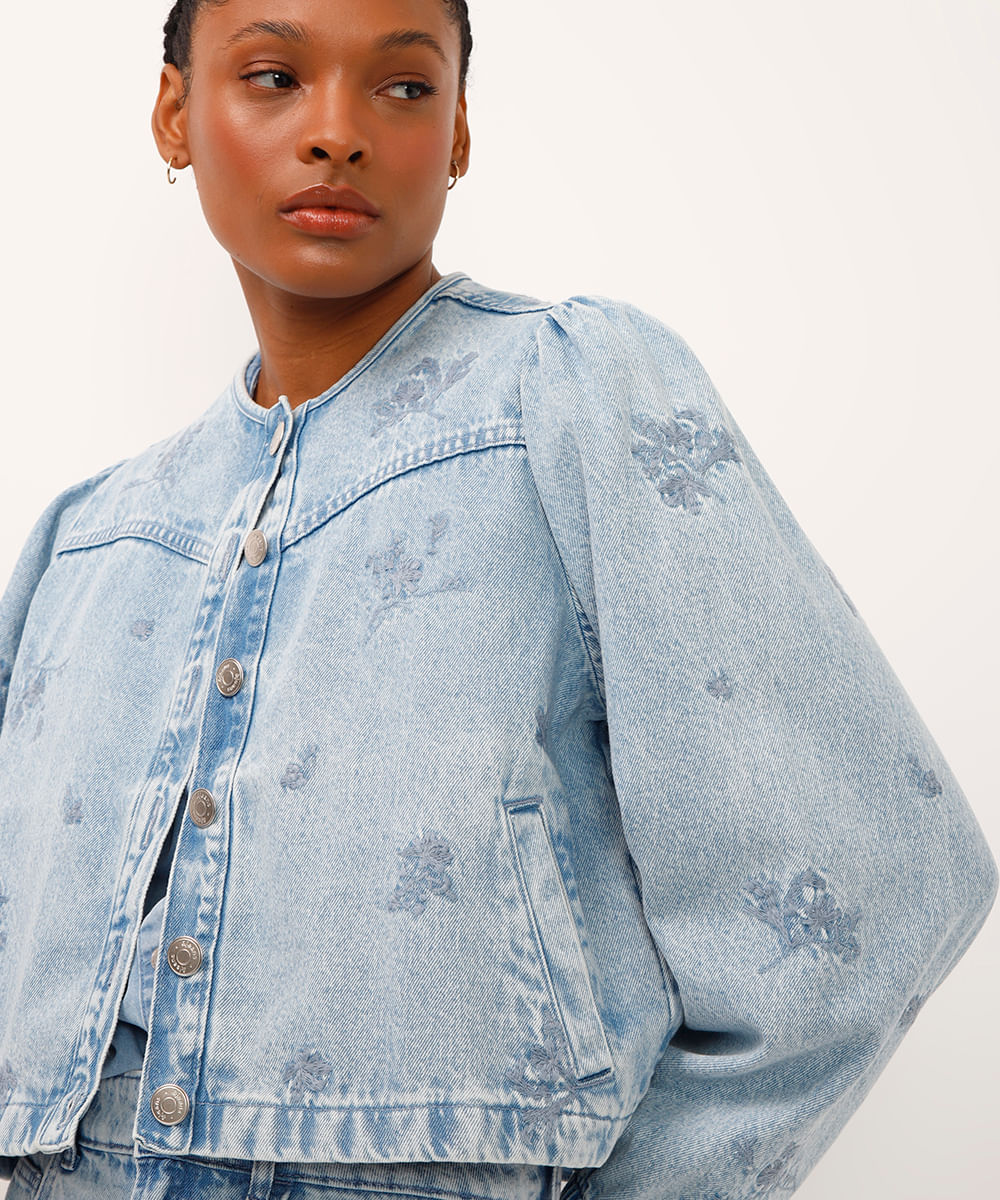 jaqueta shacket jeans bordado floral azul