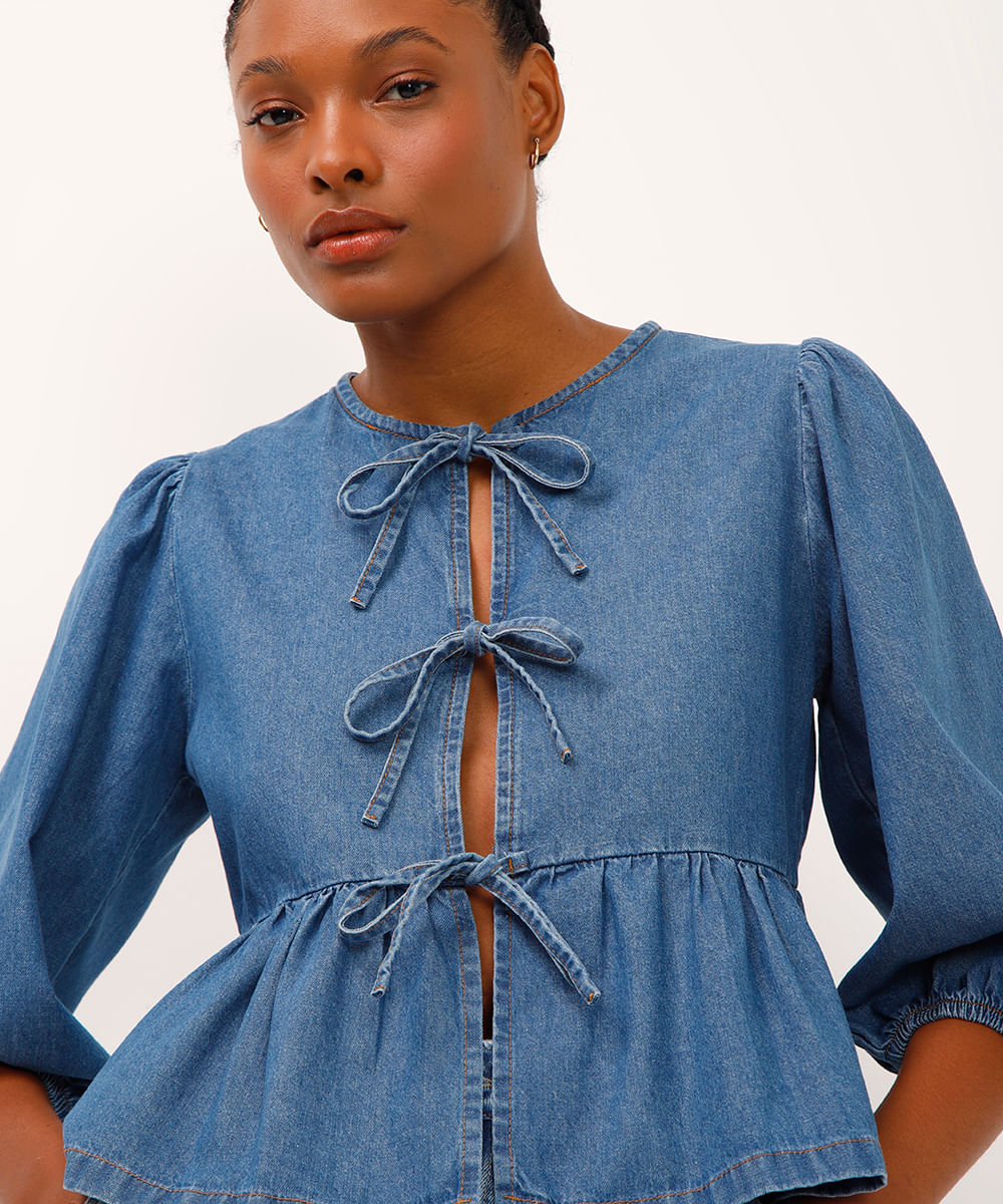 blusa jeans manga bufante com laços azul