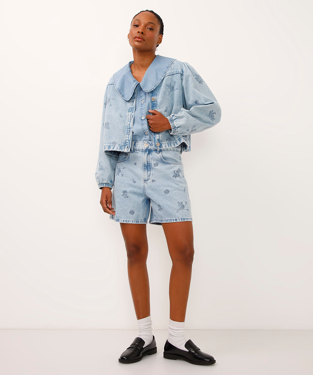 bermuda mom jeans cintura alta com borbado floral azul