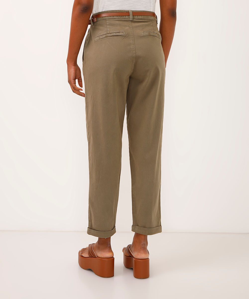 calça carrot de sarja cintura alta com cinto verde