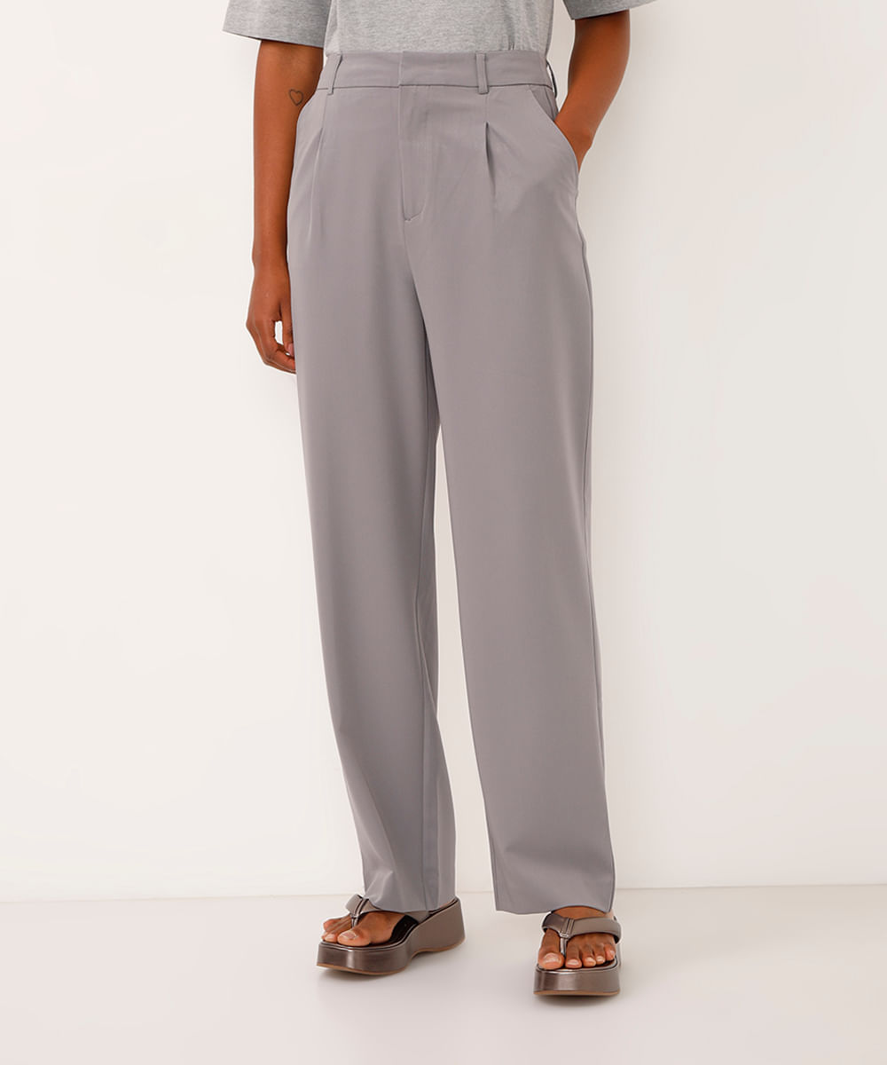 calça de alfaiataria com pregas cinza