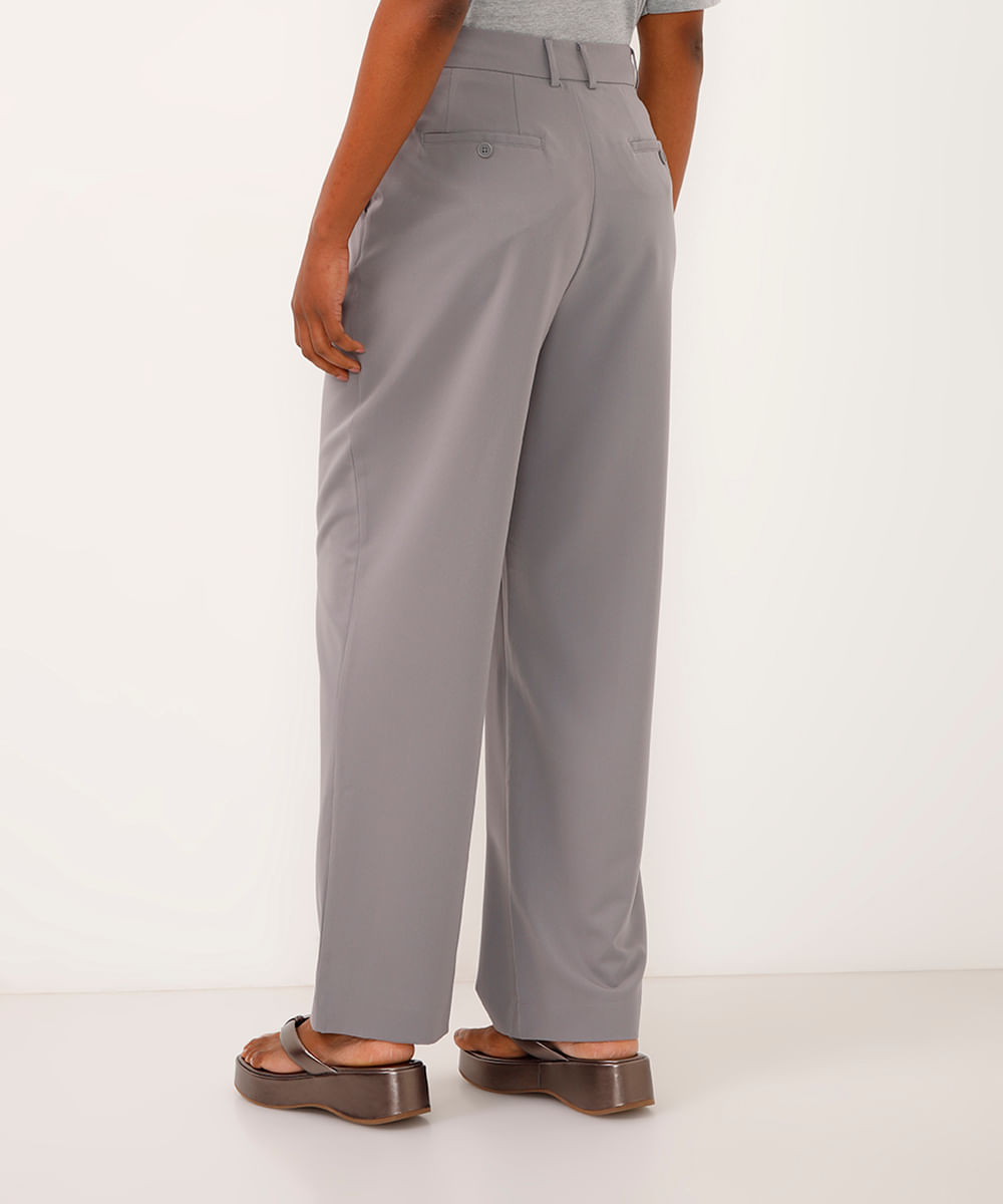 calça de alfaiataria com pregas cinza