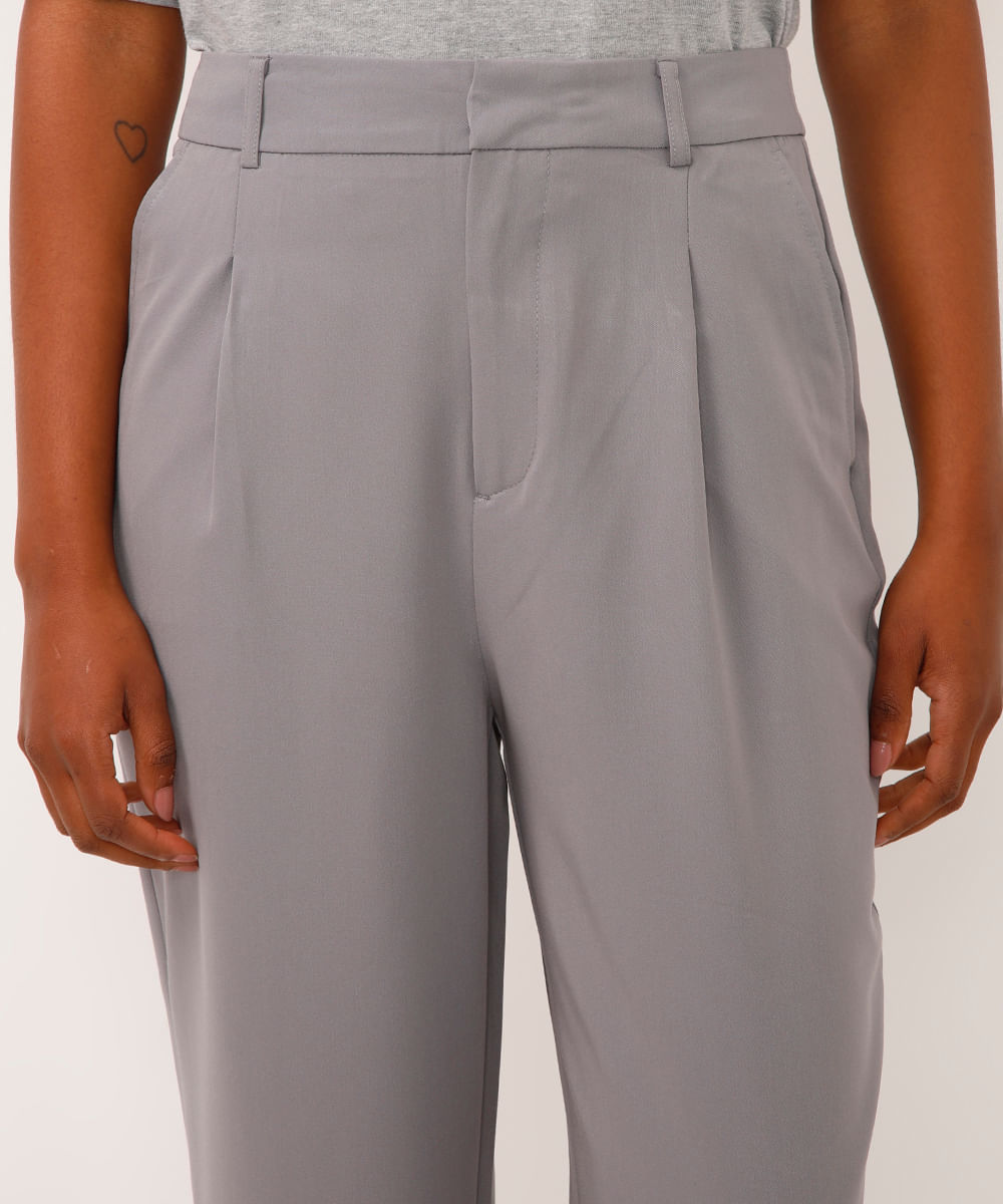 calça de alfaiataria com pregas cinza