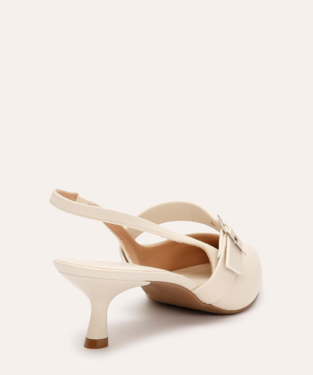 scarpin bico fino salto baixo com fivela oneself  bege