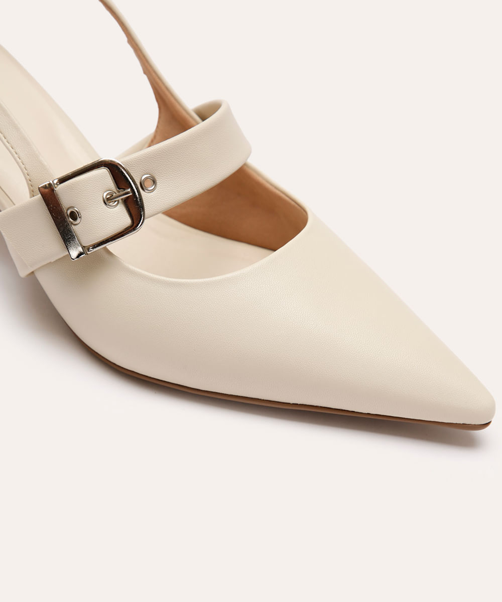 scarpin bico fino salto baixo com fivela oneself  bege
