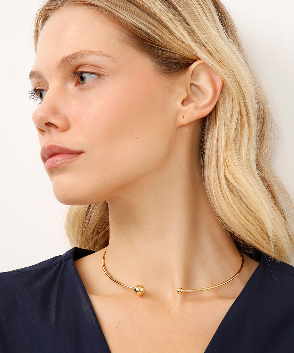 colar choker com esferas dourado