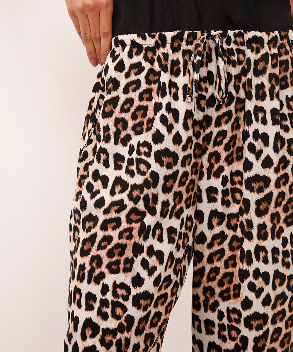 calça wide leg de viscose animal print bege