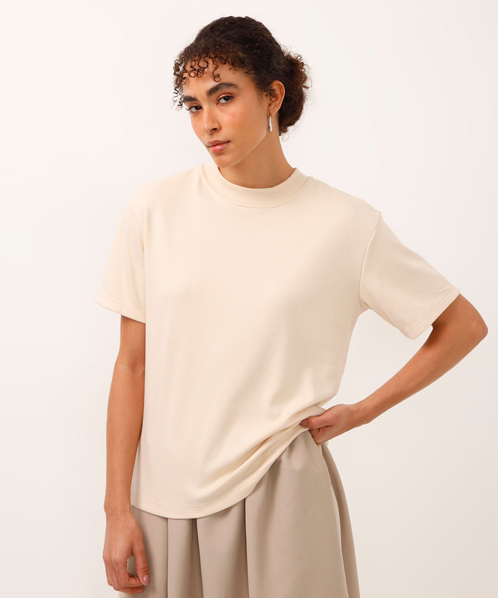 camiseta de algodão gola alta manga curta bege