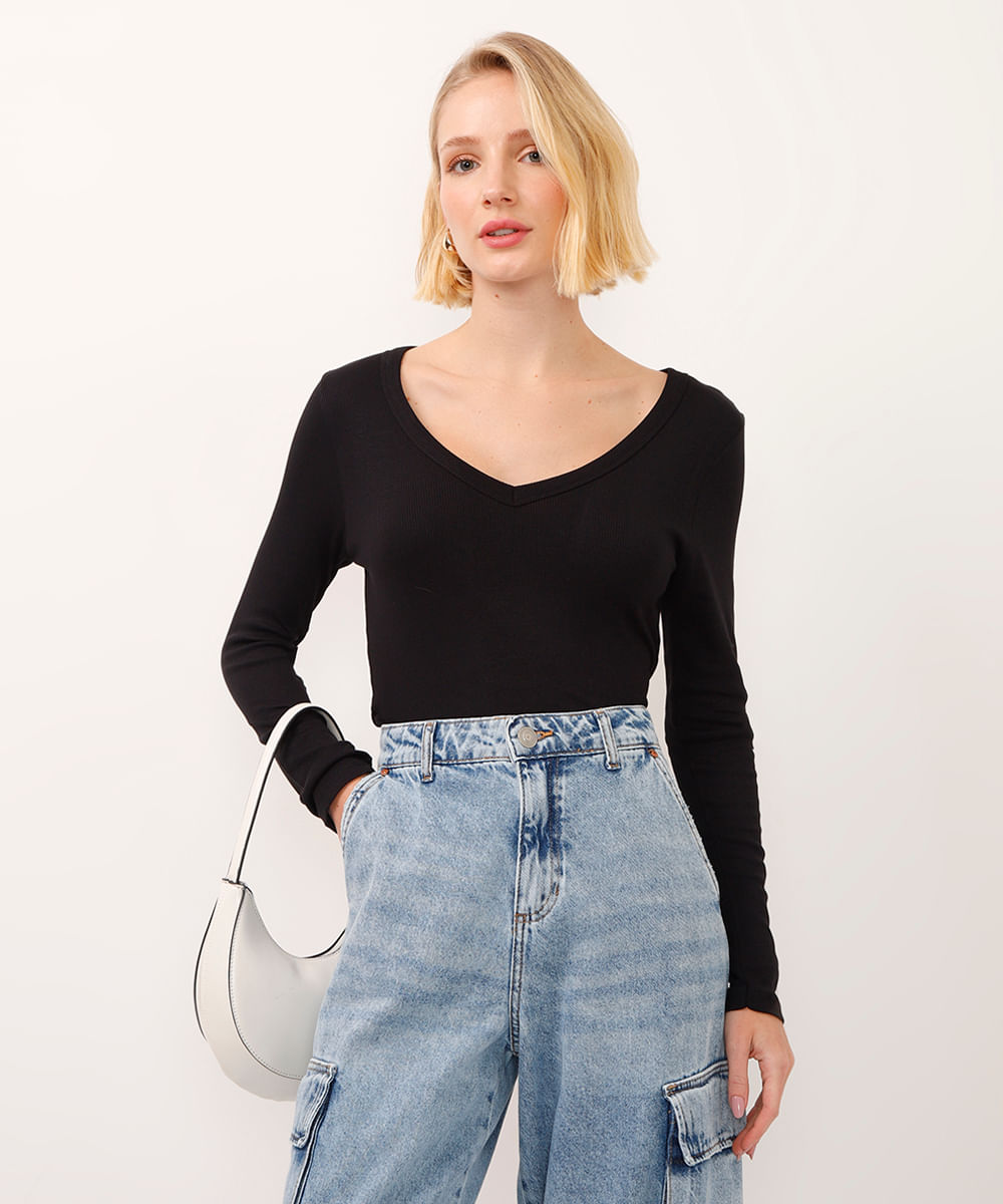 blusa cropped de viscose decote v manga longa preta