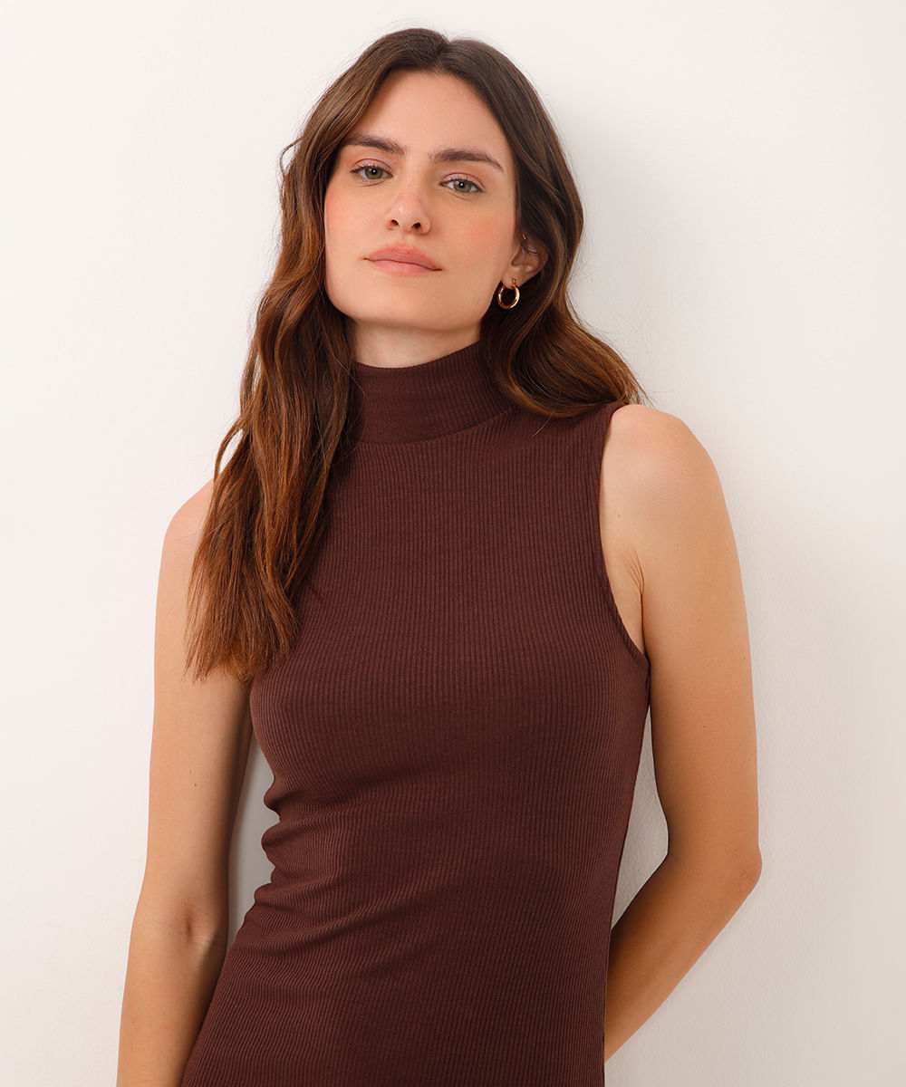 vestido midi canelado com fenda marrom