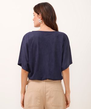 blusa de suede decote v com aviamento azul