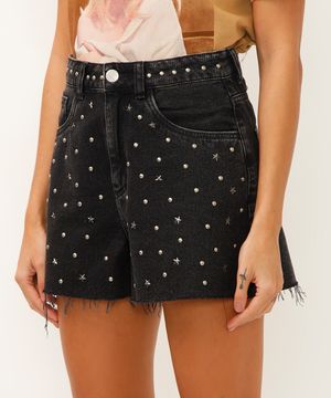 short mom jeans cintura alta com tachas preto