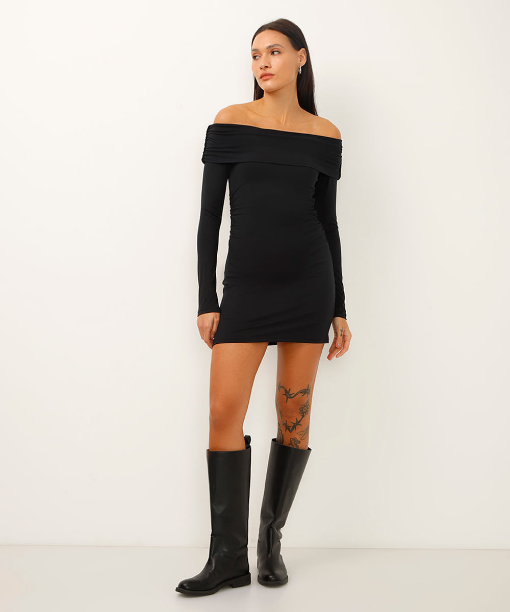 vestido curto ombro a ombro com franzido preto