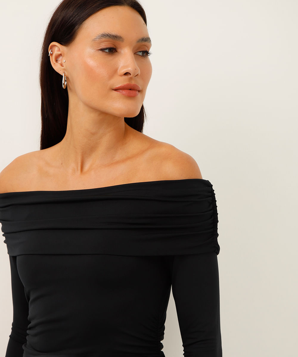 vestido curto ombro a ombro com franzido preto