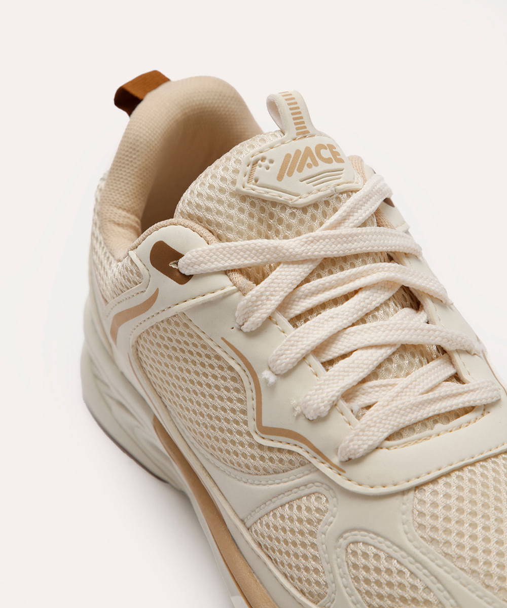 tênis esportivo com recortes off white