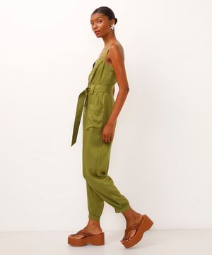 macacão jogger de viscose com botões verde