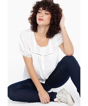 Blusa Branca de Viscose com Renda e Botões Manga Curta Sob