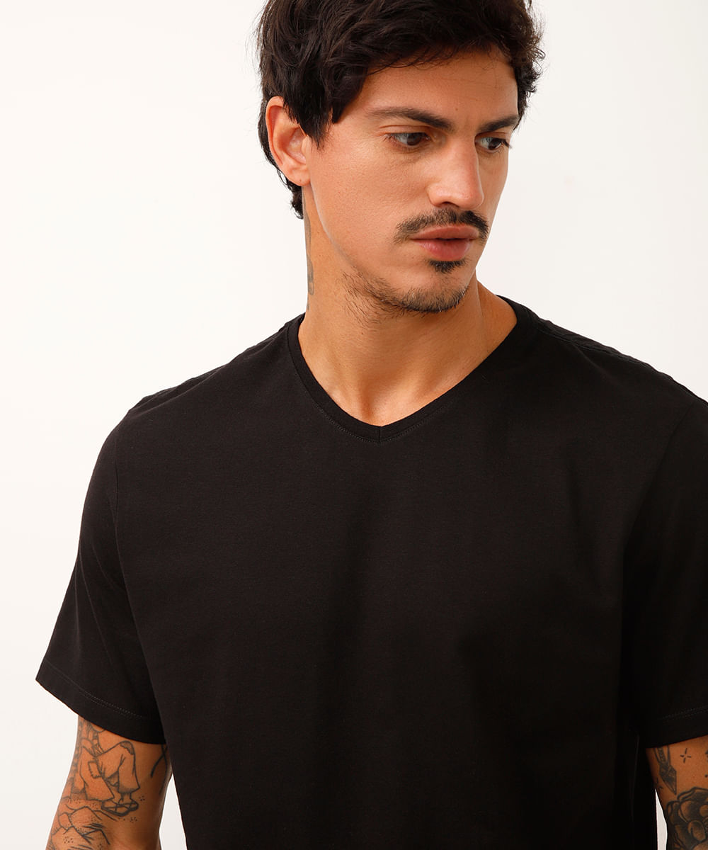 camiseta básica manga curta gola v preta