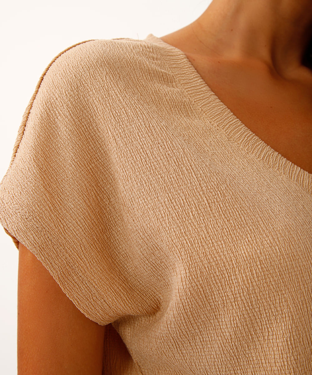 camiseta decote v manga curta texturizada bege