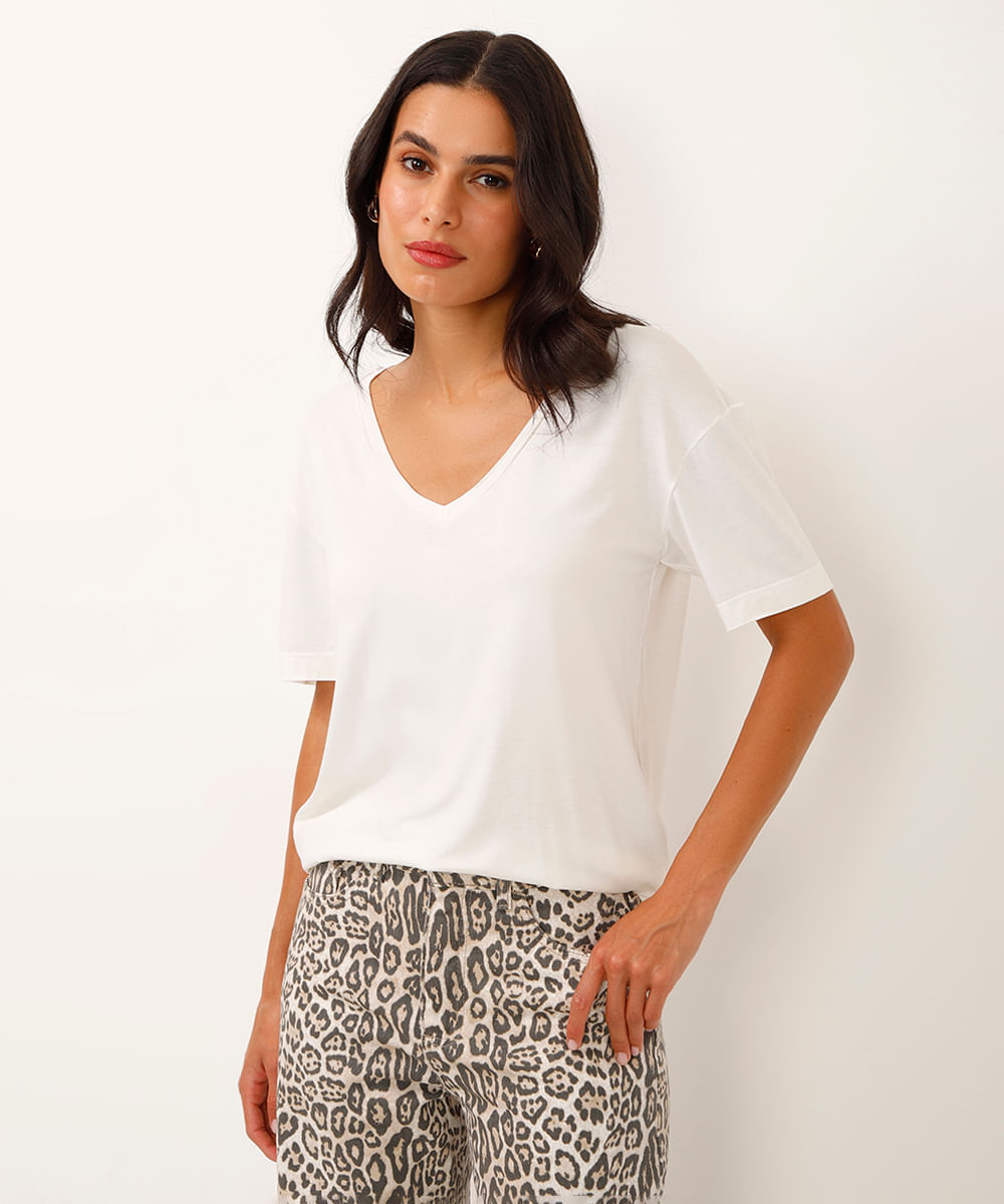 camiseta básica viscose decote v manga curta off white