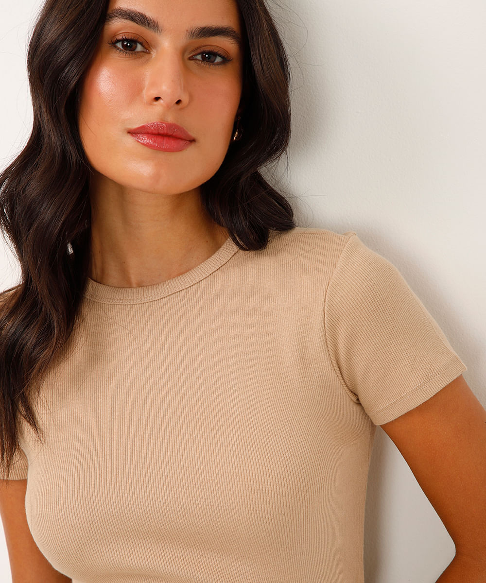 blusa baby look manga curta canelada bege