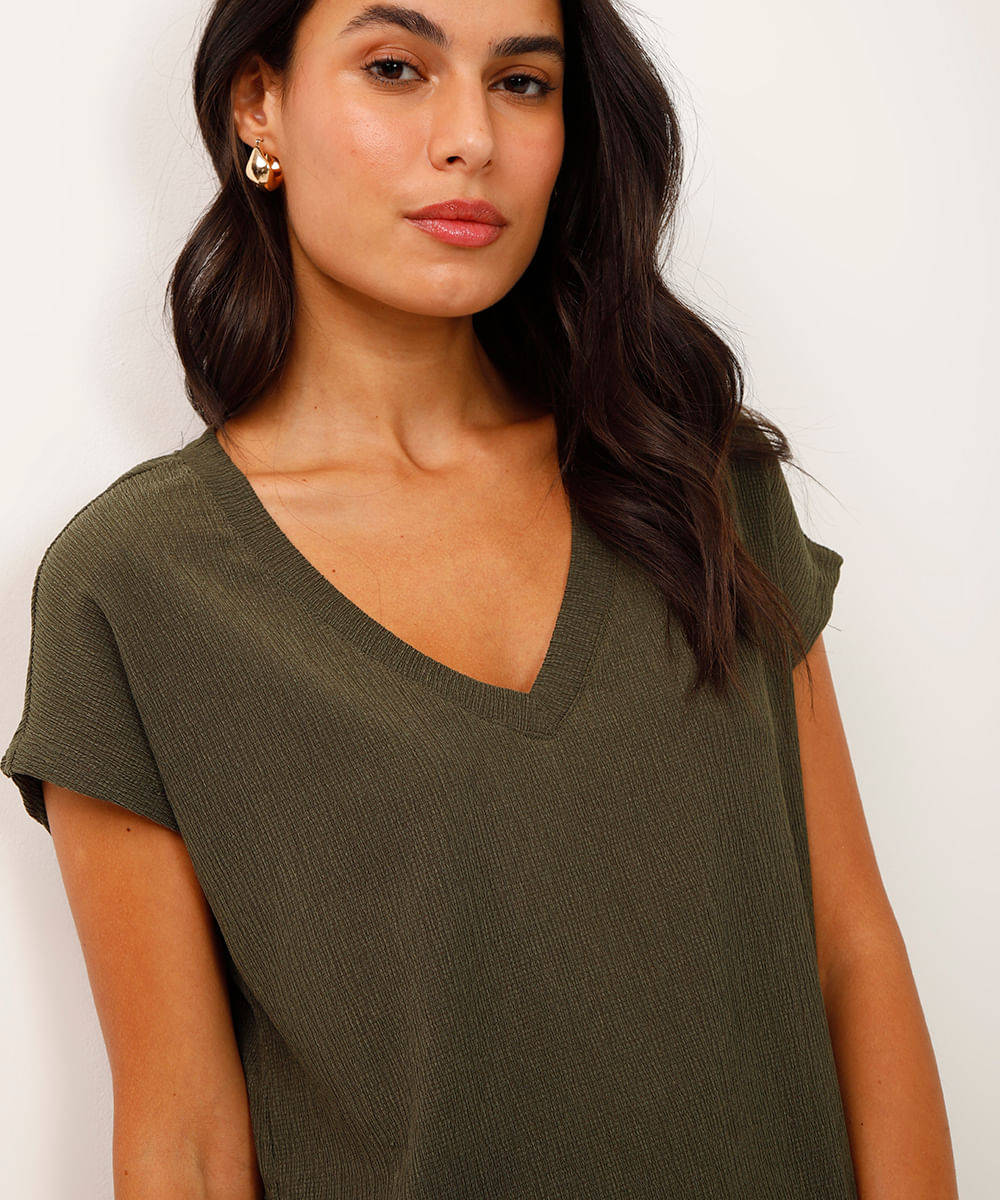 camiseta decote v manga curta texturizada verde