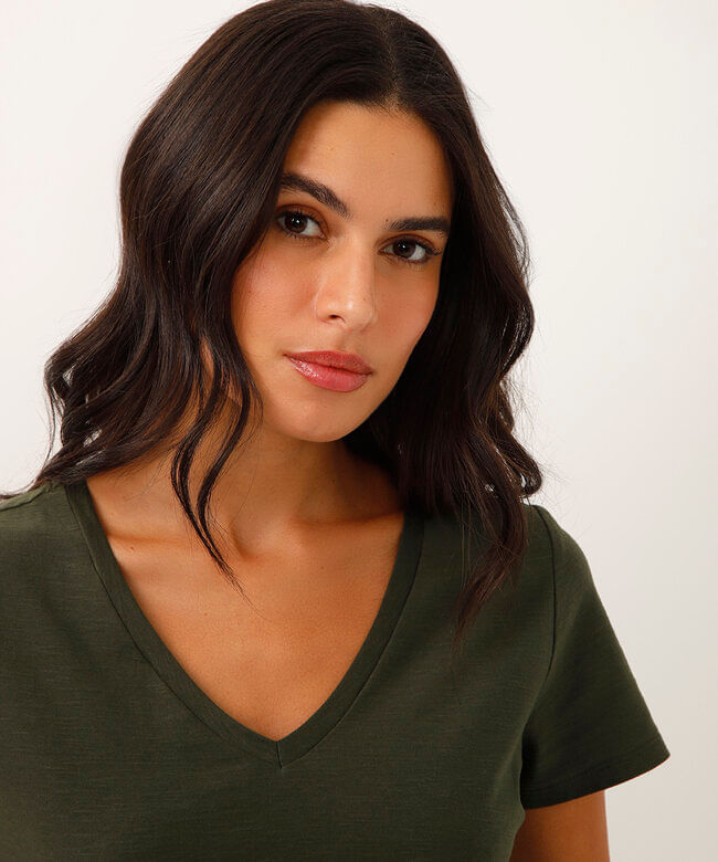 camiseta de algodão peruano decote v verde