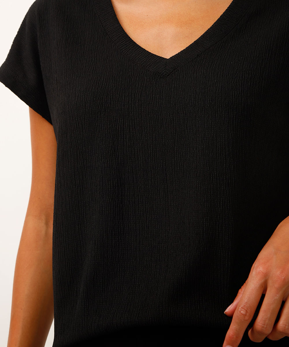 camiseta decote v manga curta texturizada preta