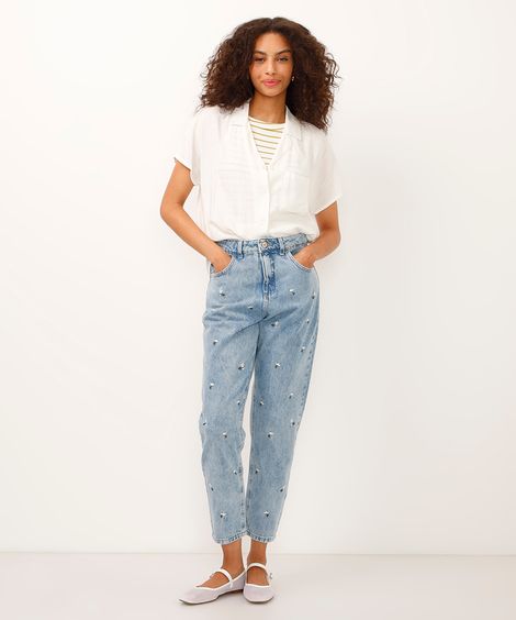 calça mom jeans cintura alta margaridas azul