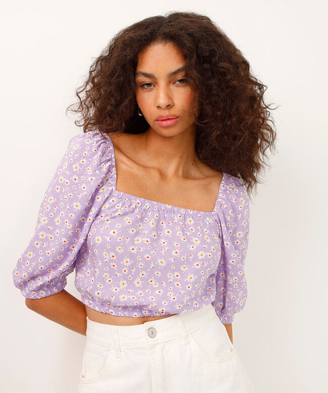 blusa cropped manga bufante decote reto estampa floral lilás