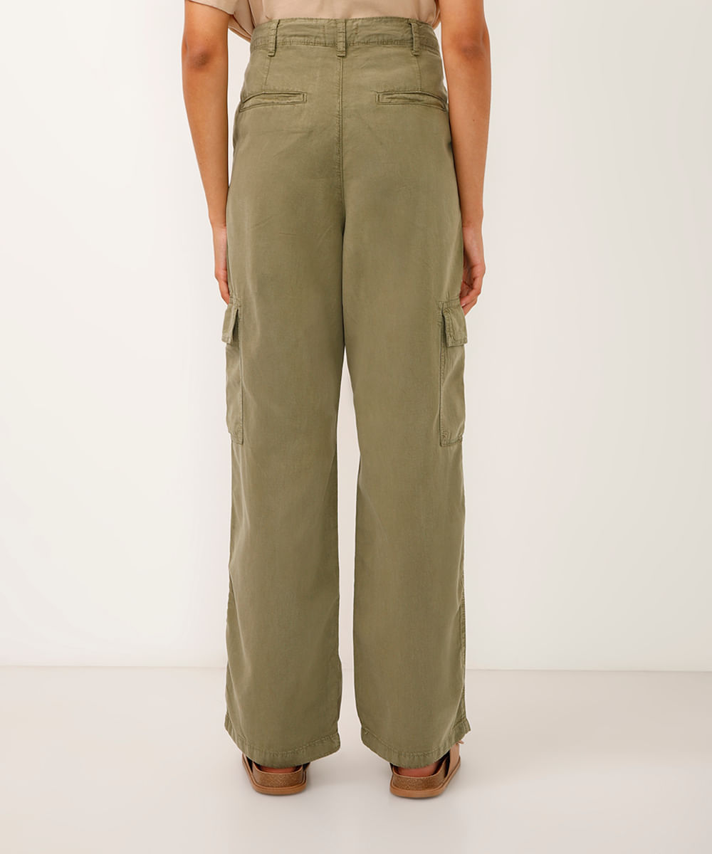 calça wide leg de sarja bolso cargo verde