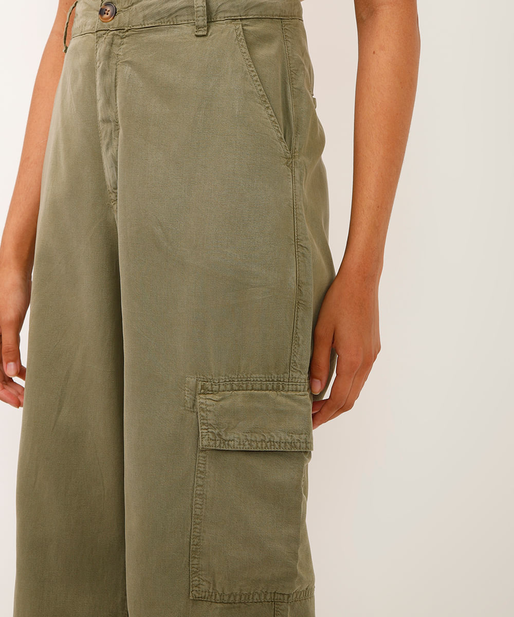 calça wide leg de sarja bolso cargo verde