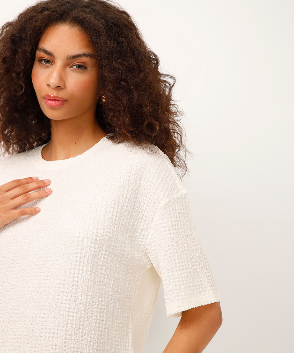 blusa decote redondo manga curta texturizada off white
