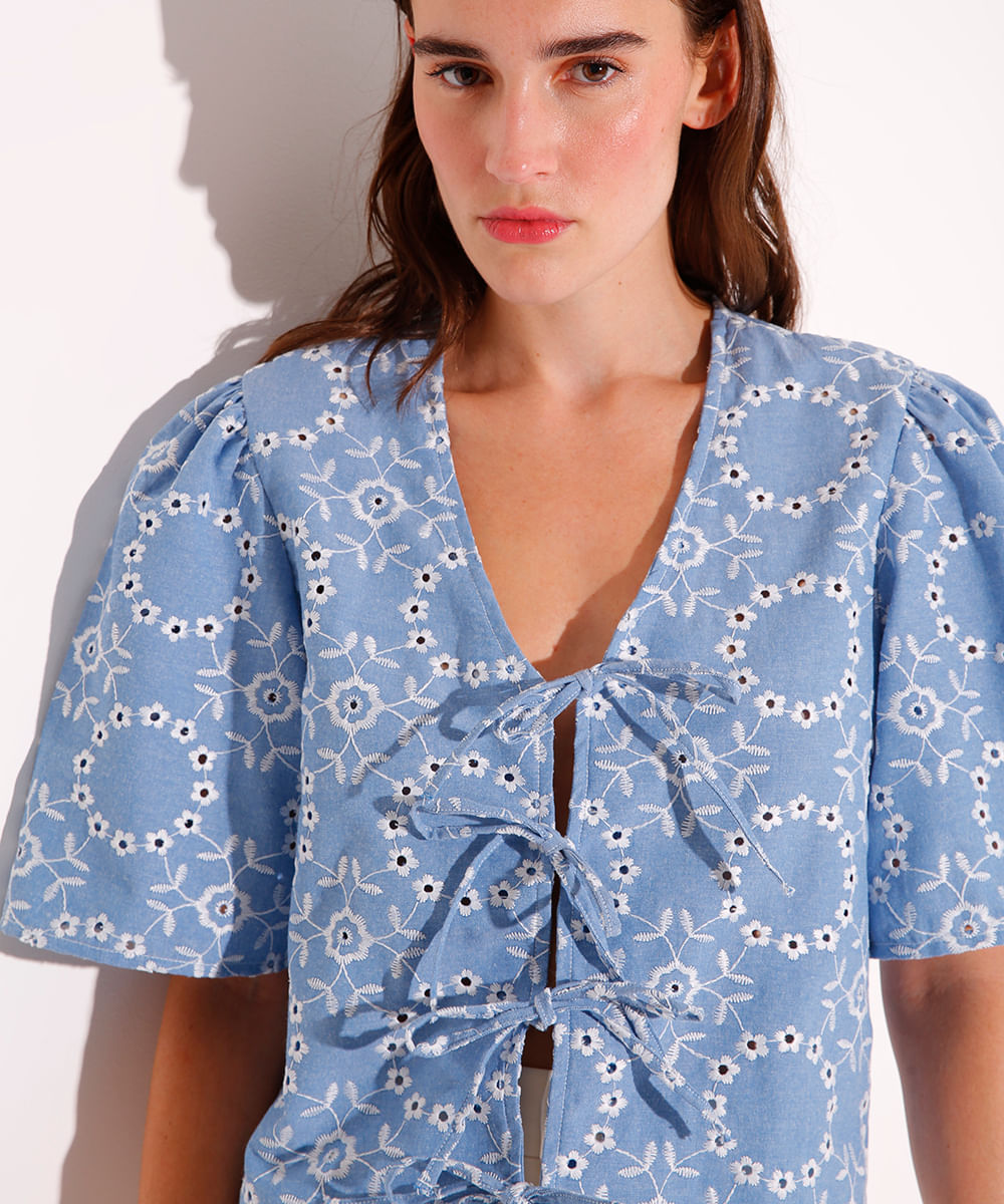 blusa jeans com laços e bordado floral mindset azul