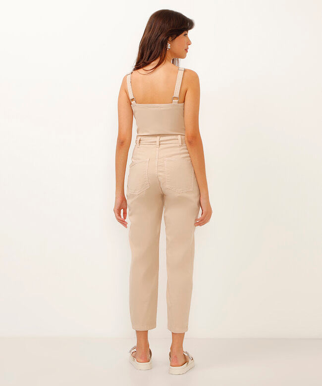 macacão regata de sarja com faixa bege