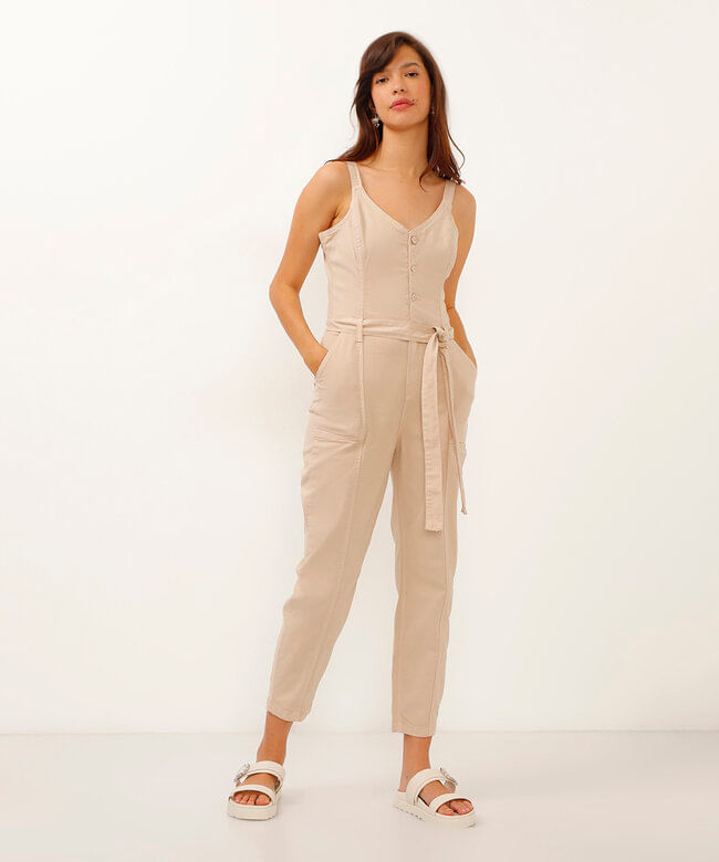 macacão regata de sarja com faixa bege