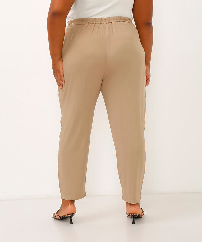 calça plus size de viscose bege