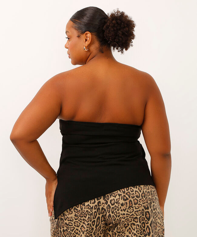 blusa plus size sem alça assimétrica com franzido e fenda preto