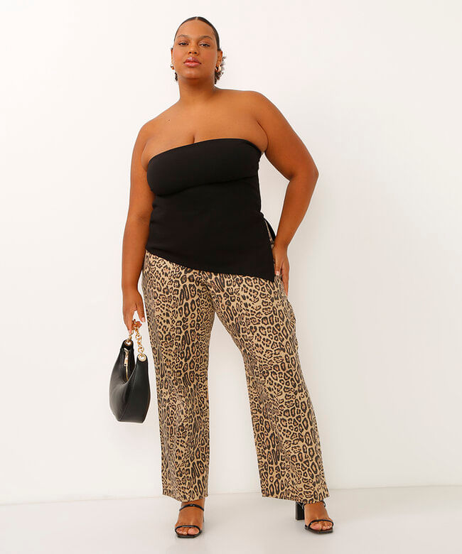 blusa plus size sem alça assimétrica com franzido e fenda preto
