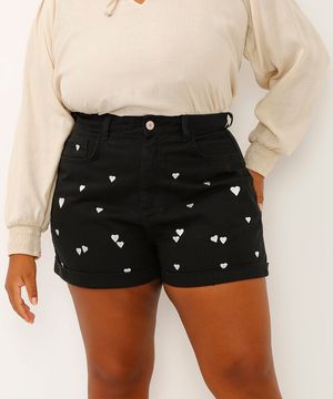 short mom de sarja plus size bordado corações preto