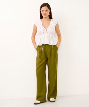 calça wide leg de alfaiataria com pregas verde