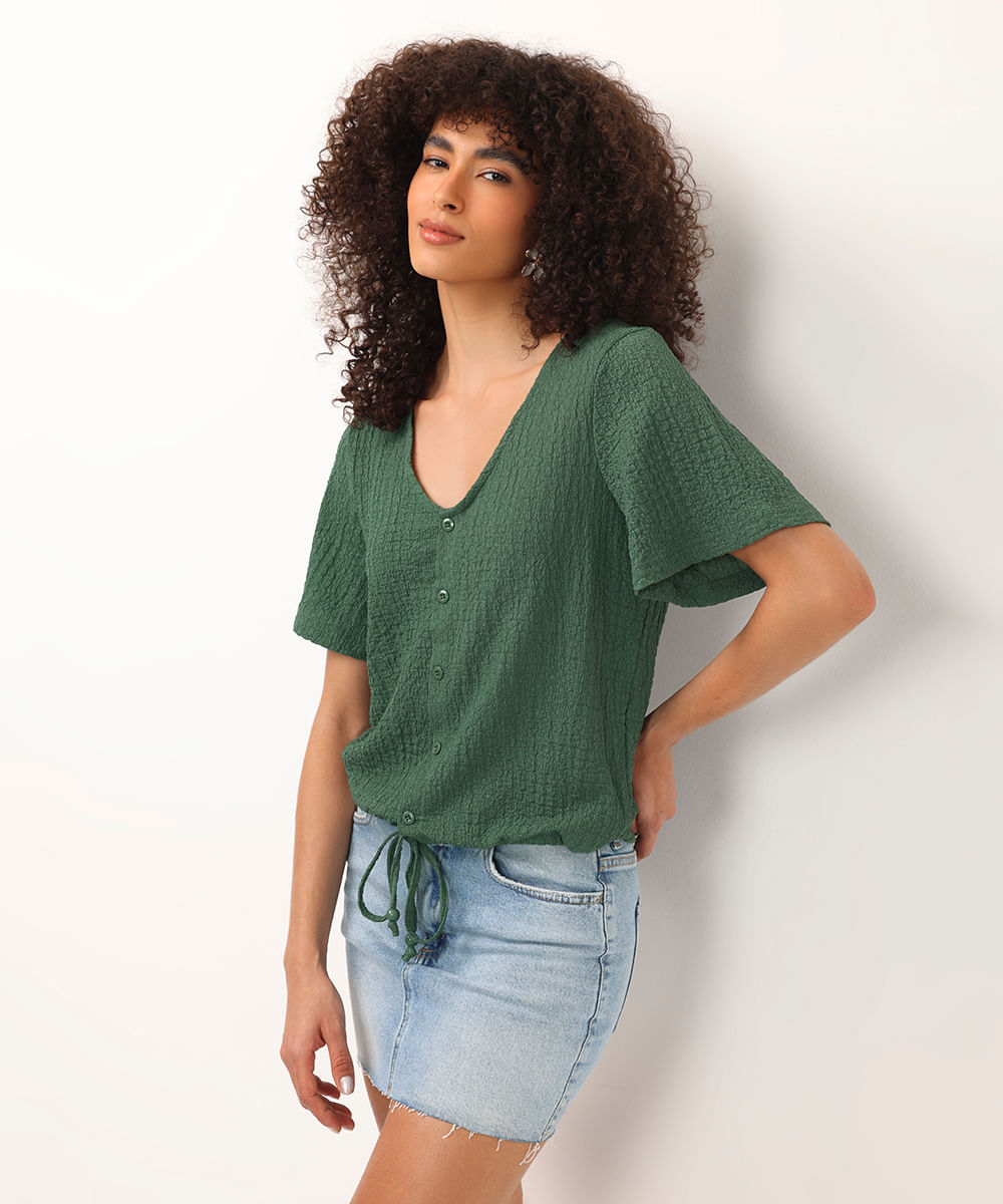 camisa manga curta tezturizada com cordão verde
