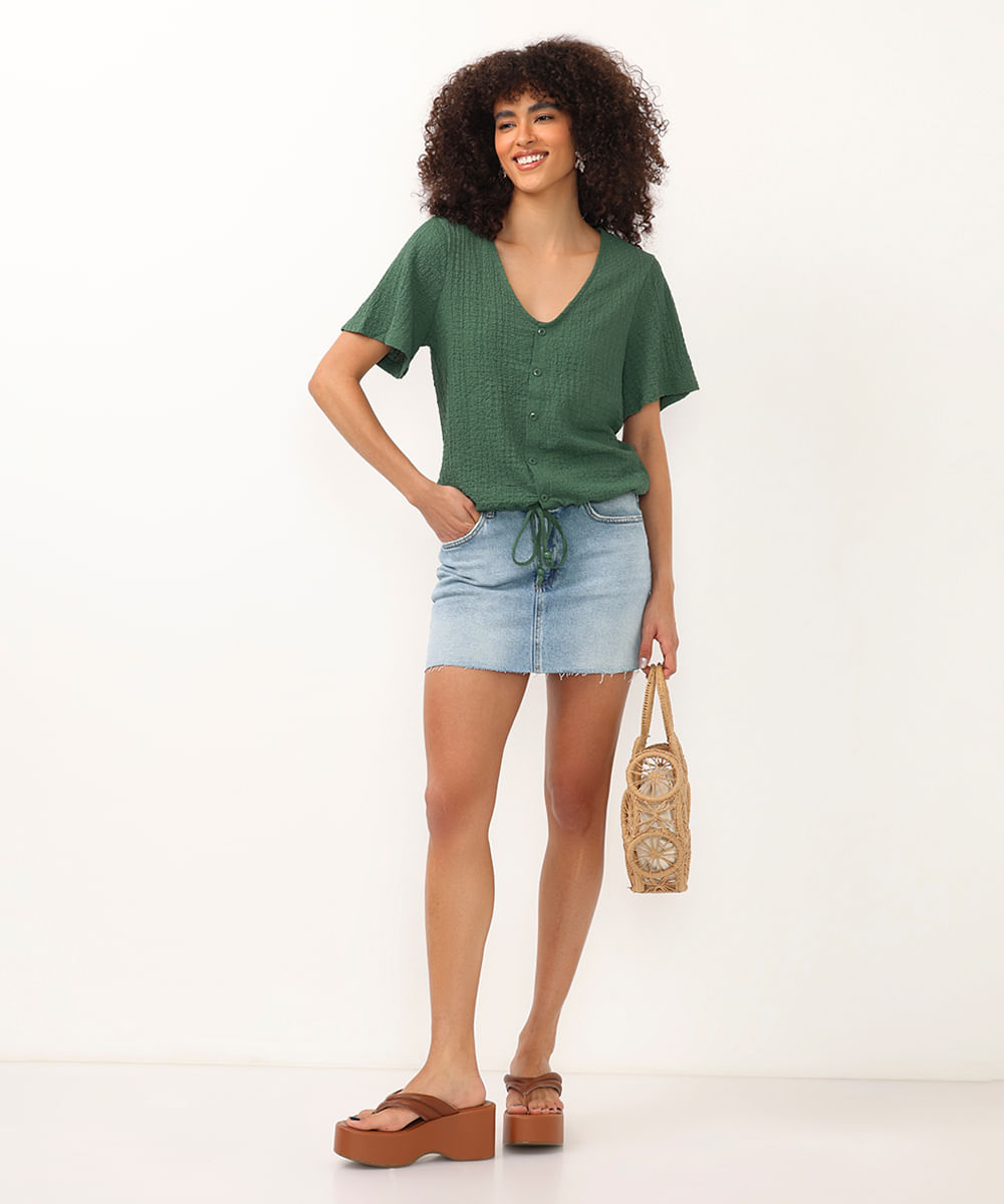 camisa manga curta tezturizada com cordão verde