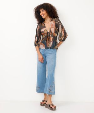 calça wide leg cropped jeans flores vazadas na barra azul