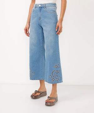 calça wide leg cropped jeans flores vazadas na barra azul