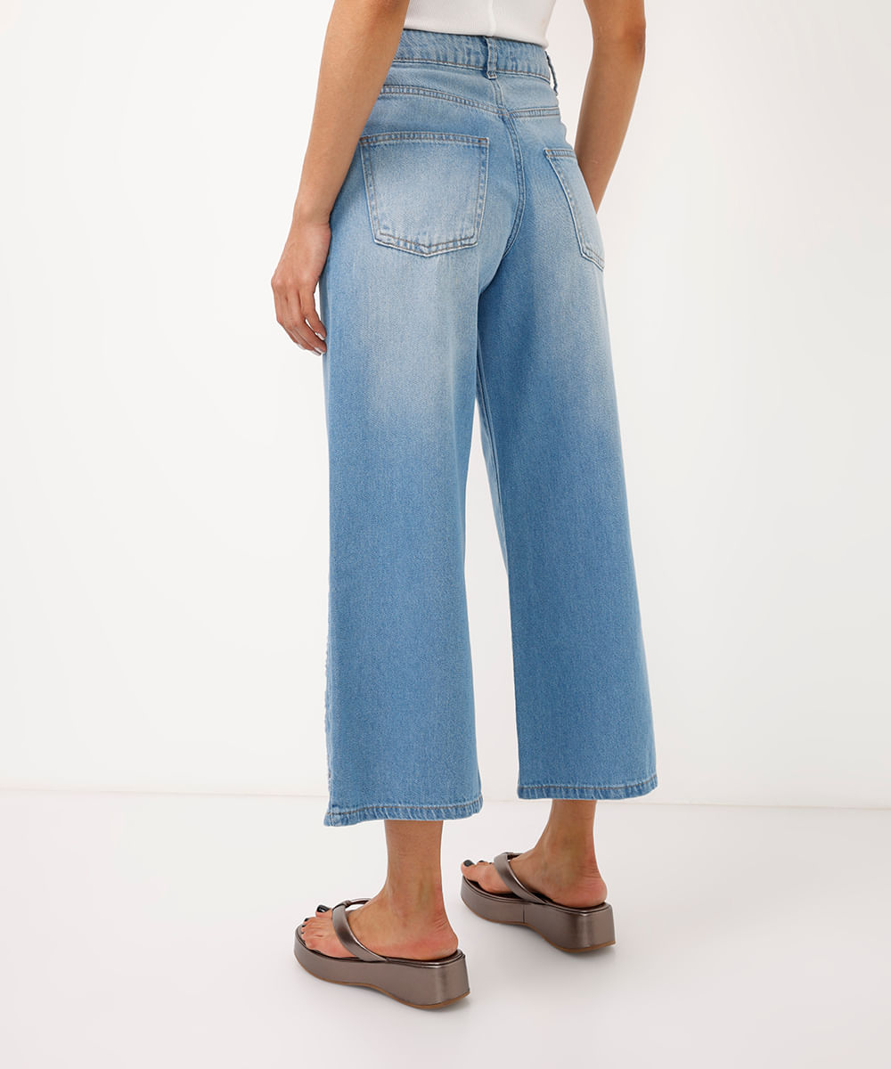calça wide leg cropped jeans flores vazadas na barra azul